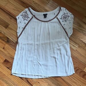 Torrid White Blouse with Embroidery Size 0 (12/Large)